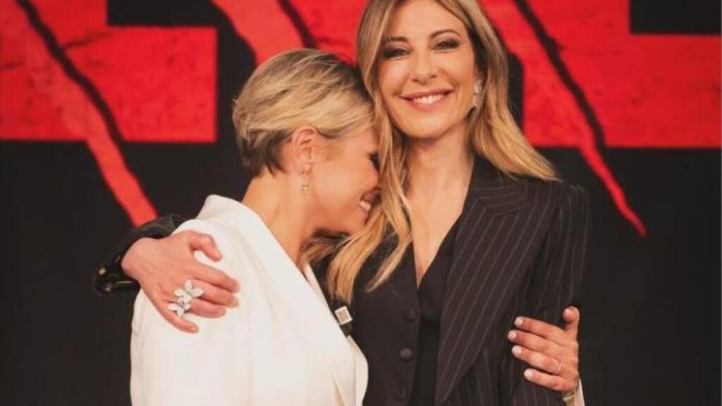 La foto dell'abbraccio tra Pascale e Francesca Fagnani