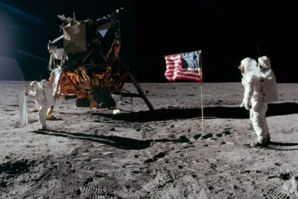 20 luglio 1969, Neil Armstrong e Buzz Aldrin atterrarono sulla Luna, lasciando impronte che avrebbero segnato la storia