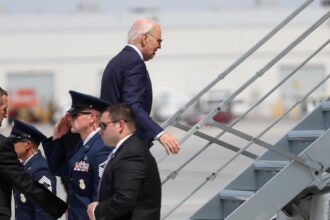 Biden positivo al Covid Interrompe il Tour e Torna a Casa: Assist al Ritiro?