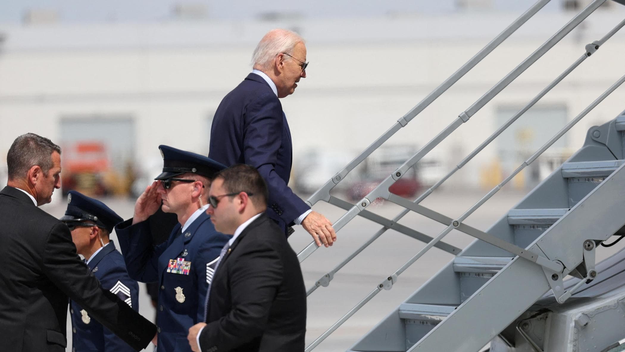 Biden positivo al Covid Interrompe il Tour e Torna a Casa: Assist al Ritiro?