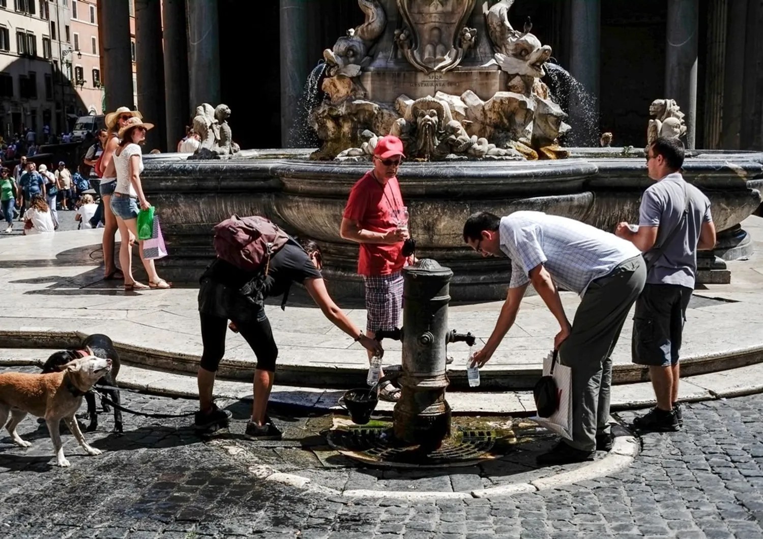 L'Italia torna a Bollire, turisti cercano sollievo rinfrescandosi al nasone romano