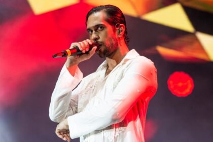 Mahmood in concerto a sorpresa sulla spiaggia di Fregene