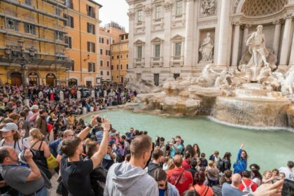 Fontana di Trevi assediata dai turisti, importanti novità per il Giubileo del 2025