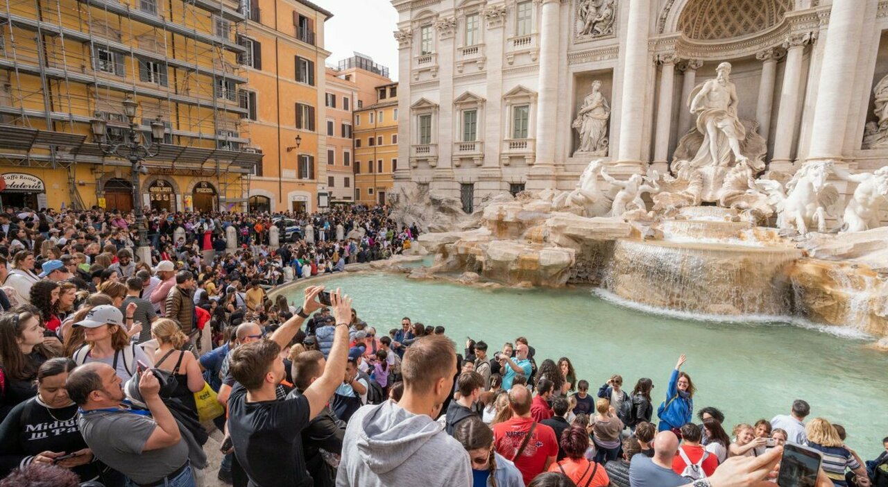 Fontana di Trevi assediata dai turisti, importanti novità per il Giubileo del 2025